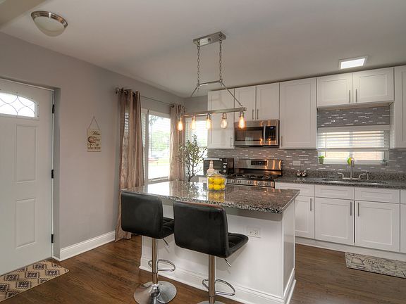 Elegant Granite Island with Breakfast Bar