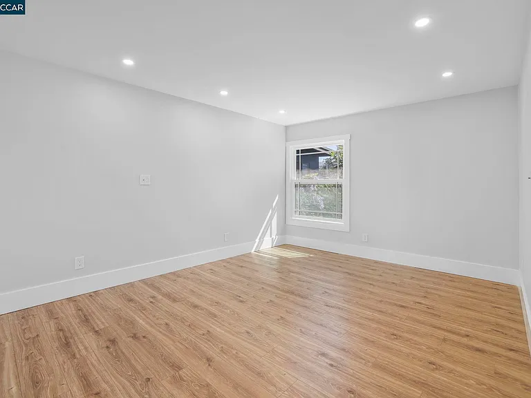 1325 Hopkins St — Photo 12