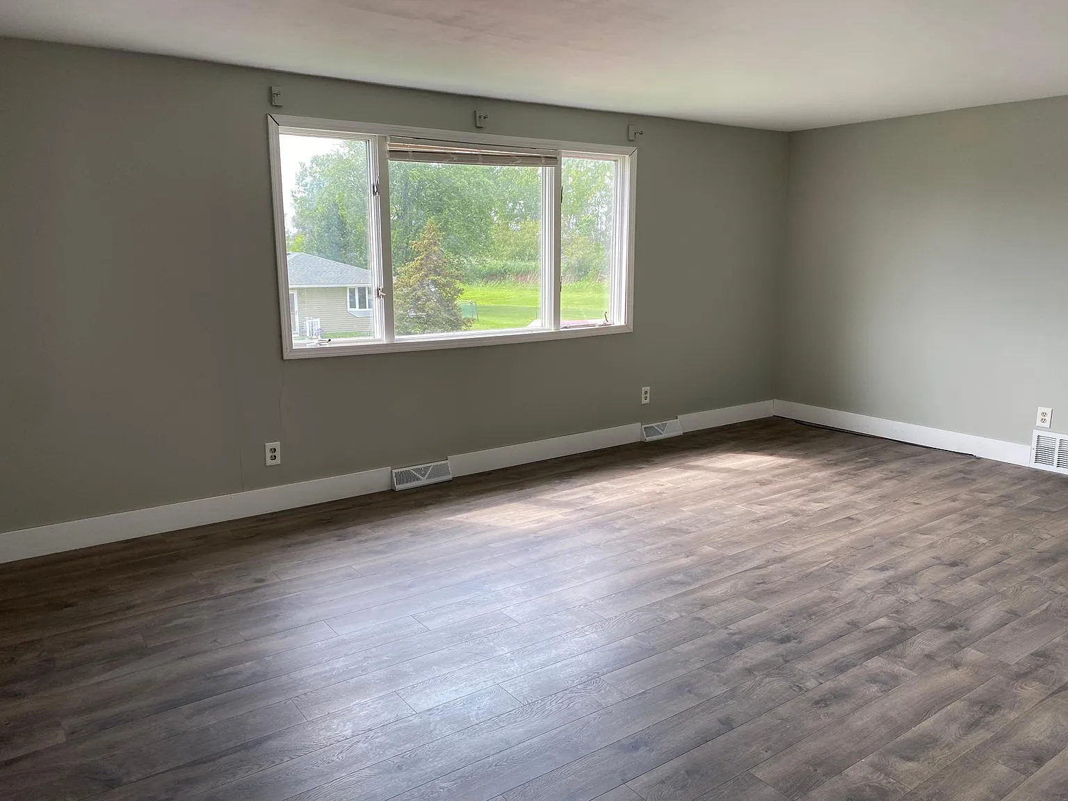 3 bed, 1100 sqft, $1,650 — Photo 2