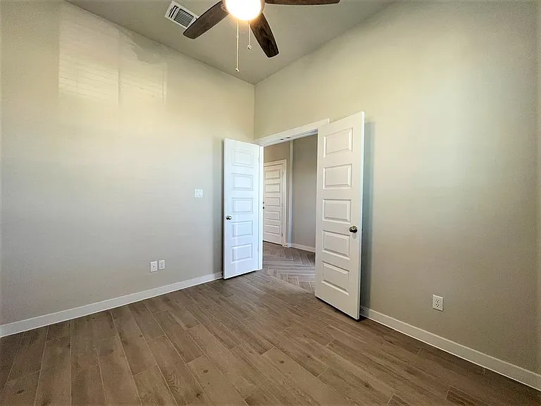 1120 Bluewood Bnd — Photo 9