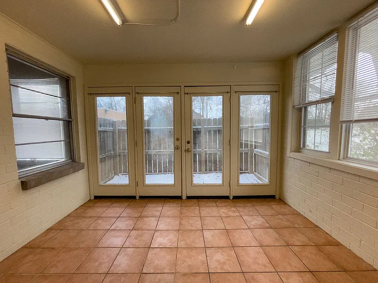 Preleasing For August! Close To Campus — Photo 26
