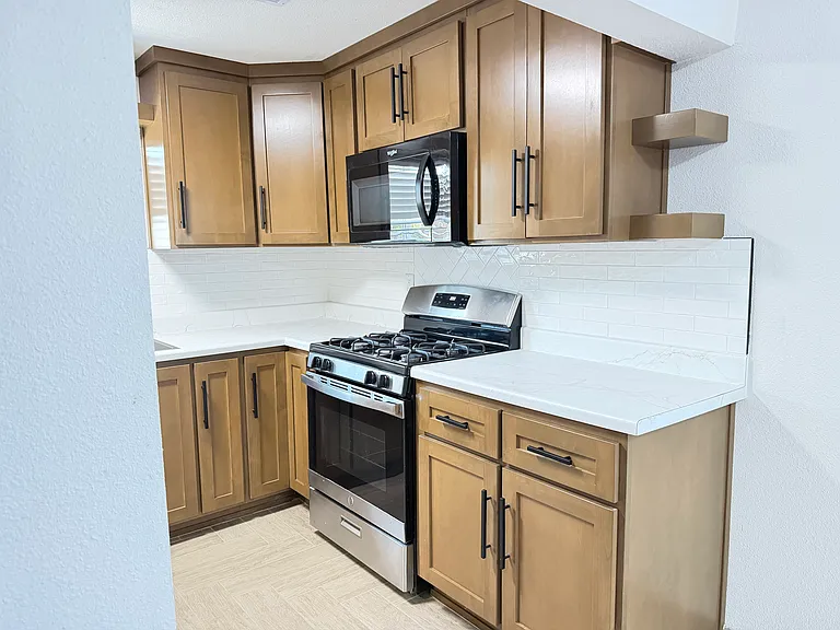 244 E Spring St — Photo 5