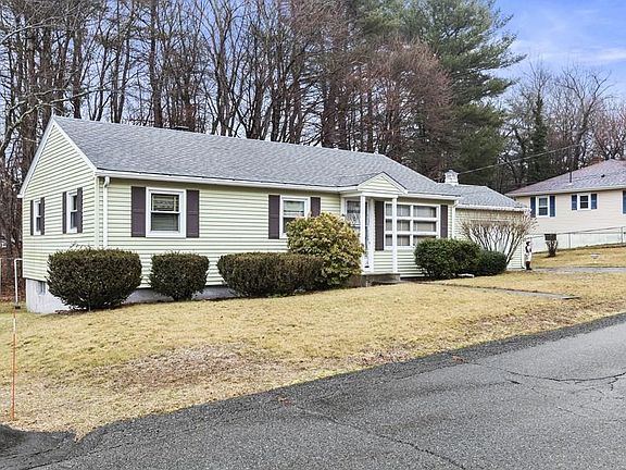 3rd image of 15 Pine Grove Cir