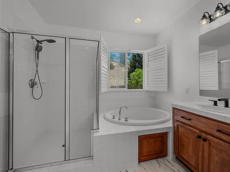 100 Portsmouth Dr — Photo 28