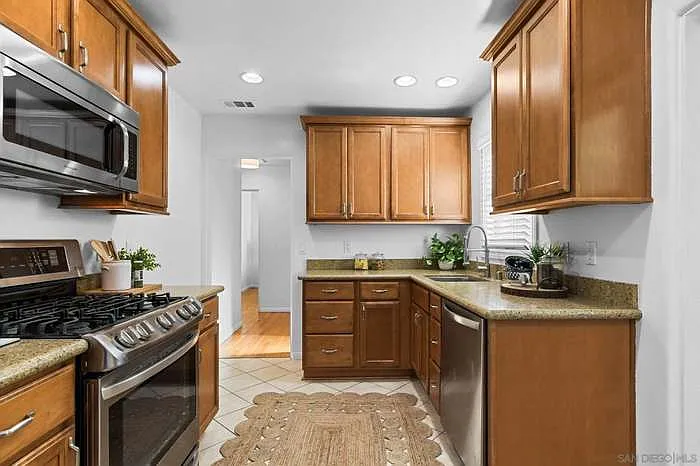 2 bed, 905 sqft, $3,000 — Photo 3