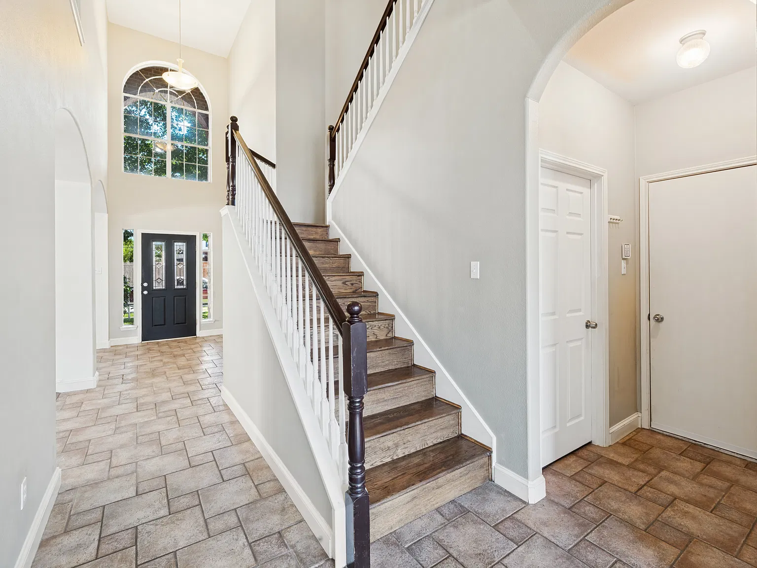 4 bed, 3.5 bath, 3707 sqft, $3,350 — Photo 3