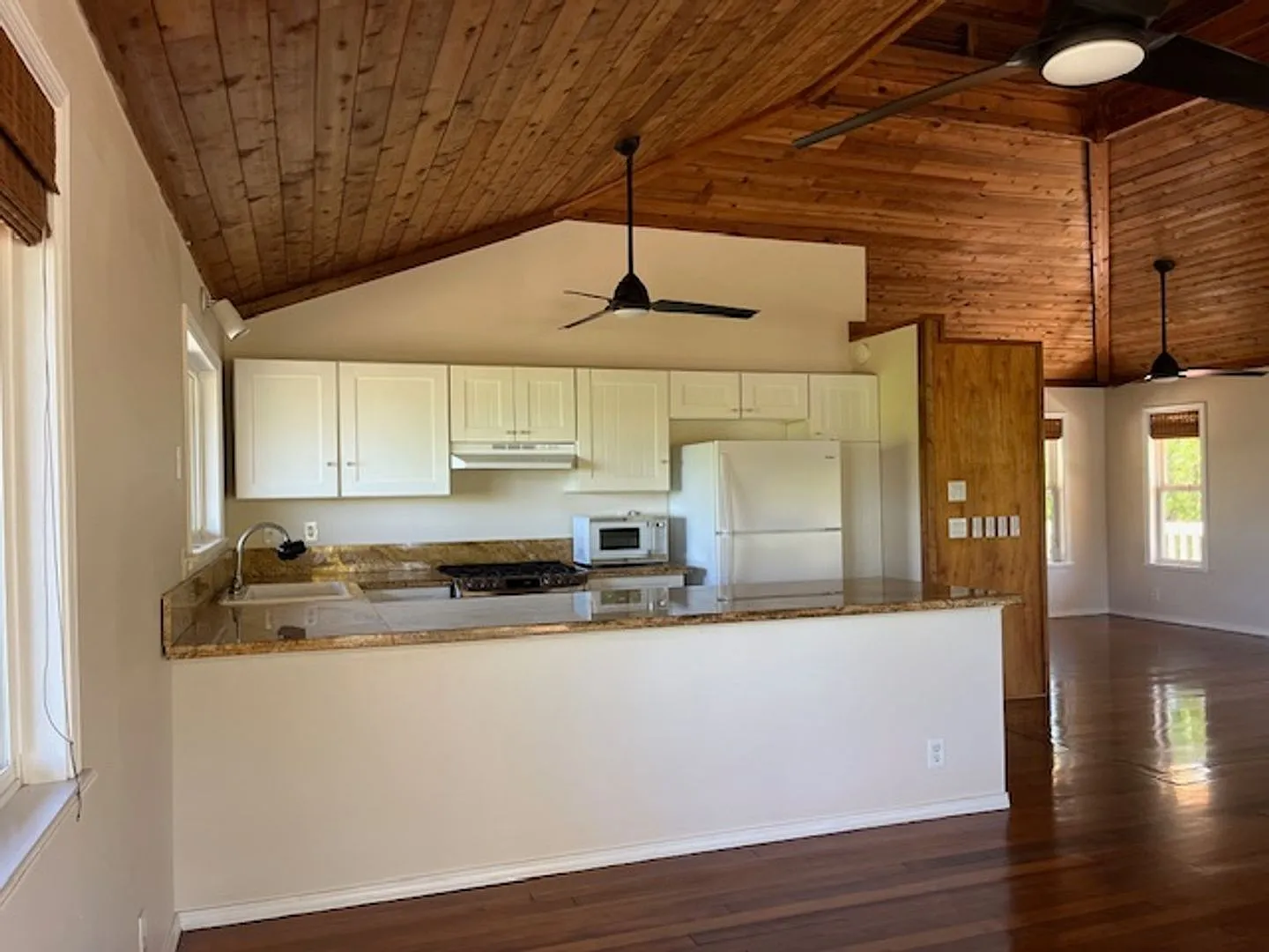 3 Bedroom / 3 Bath Home with Ocean Views and World Class Surfing on Ali'i Dr — Photo 2