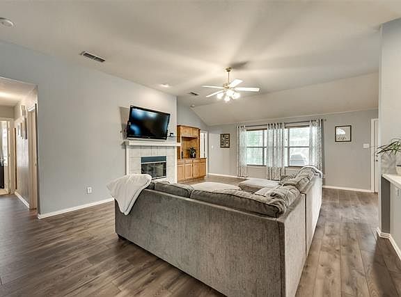 5th image of 4009 Iris Ct