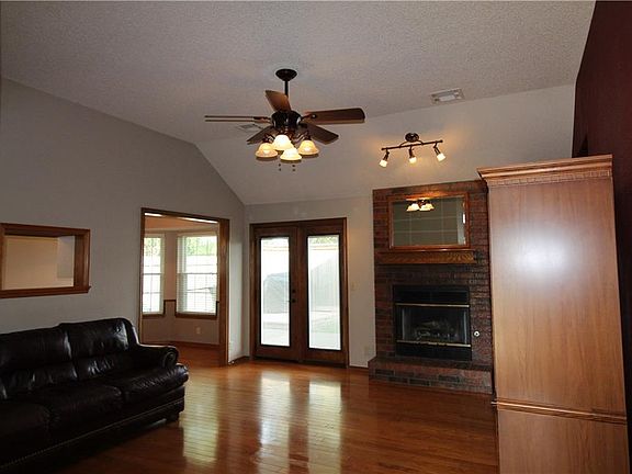 4th image of 1205 SW 100th Ter