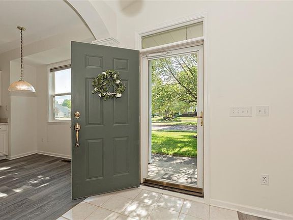 4th image of 9856 Country Club Cir