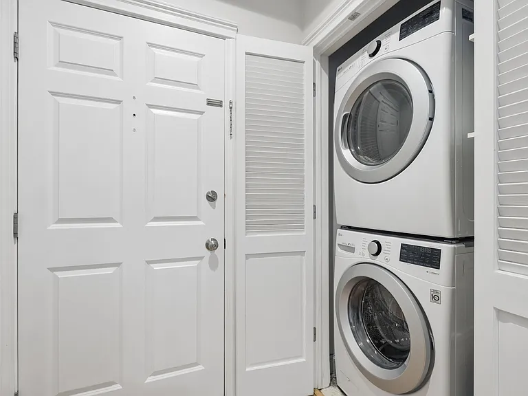2310 W Saint Paul Ave #501 — Photo 3