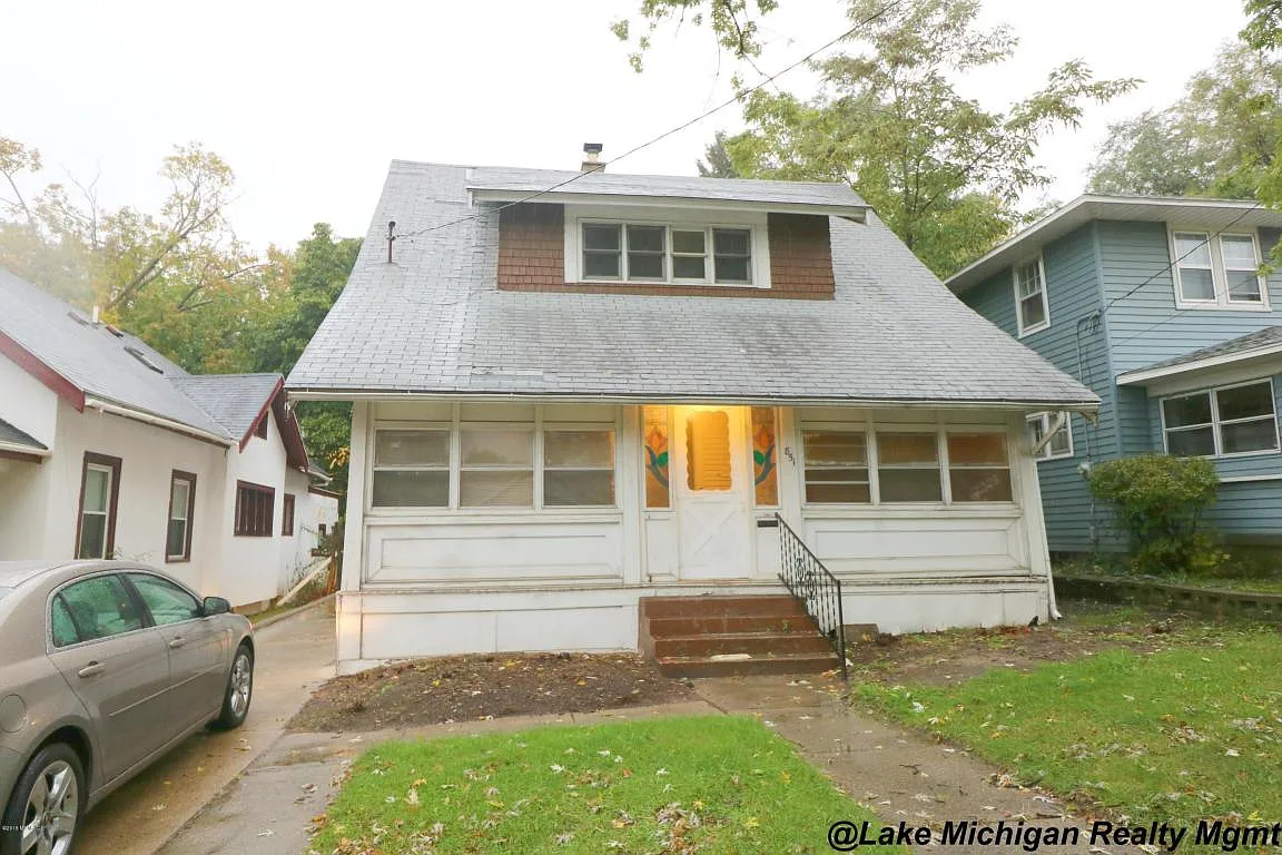 851 Burton St SE photo 1