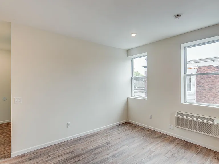317 N 52nd St #9 — Photo 4
