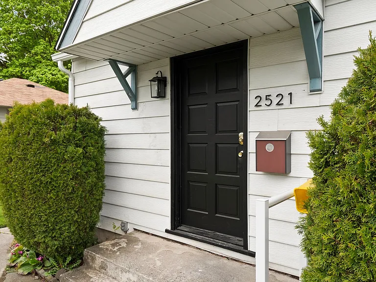 2521 W Sanson Ave — Photo 4