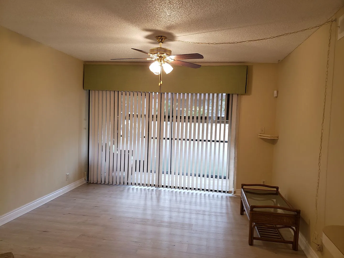 Oaks IV Condominium-First Floor for Annual Rent — Photo 2