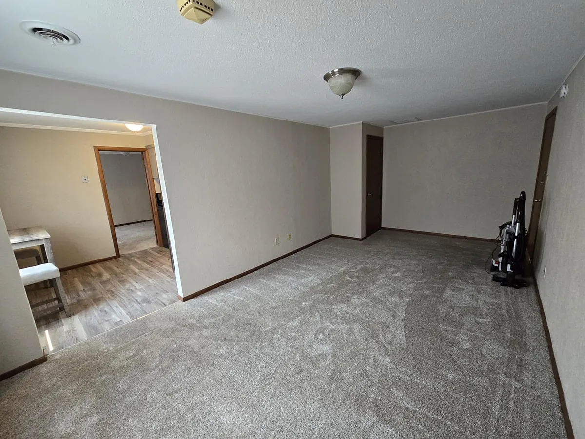 Building Photo - 302 1/2 N Cedar Ave #1