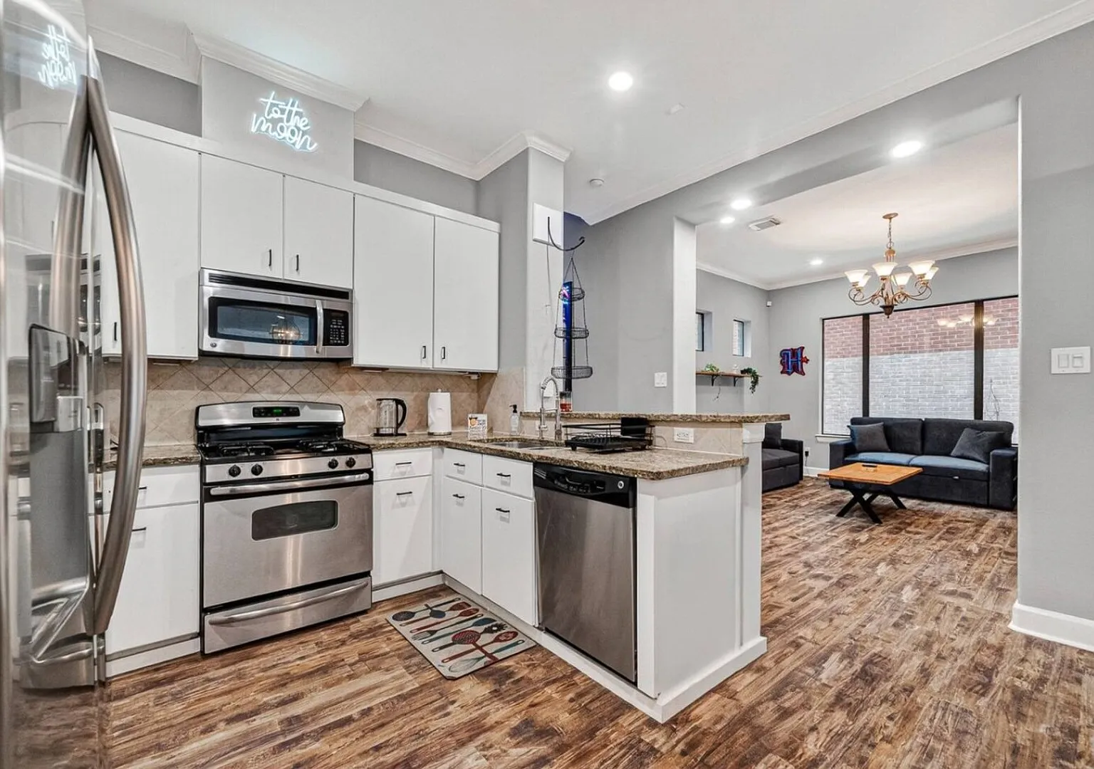 Skyline Views Rooftop Retreat Sleeps 8 — Photo 3