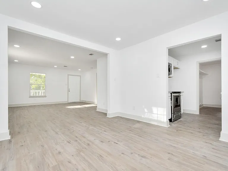1501 Maiden Ln — Photo 7