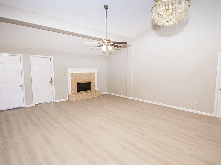2611 Ashington Dr — Photo 4