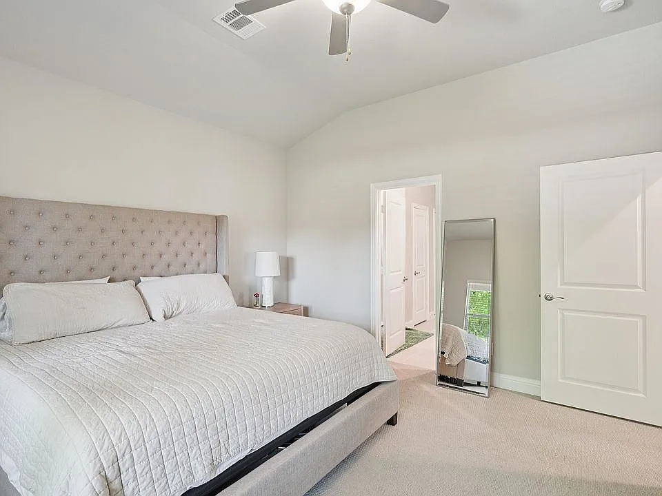 4 bed, 2686 sqft, $2,850 — Photo 3