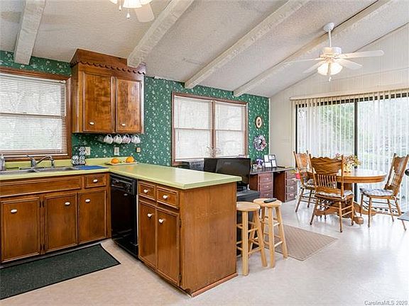 5th image of 44 Loblin Ln