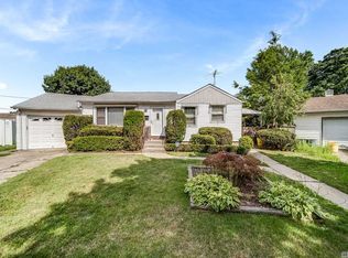 17 Francis Ln, Hicksville, NY 11801