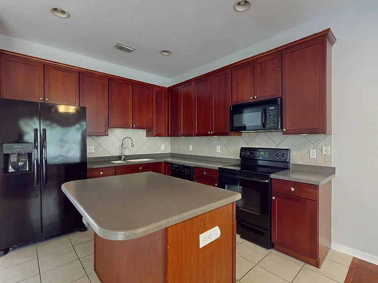 17531 Hugh Ln — Photo 2