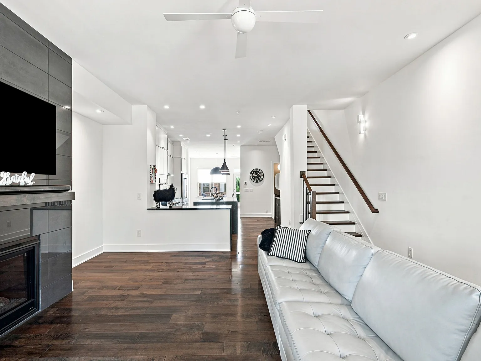 3 bed, 3.5 bath, 2412 sqft, $4,900 — Photo 4