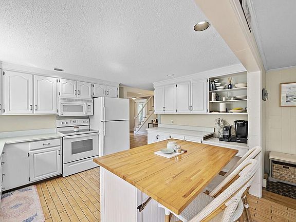 4th image of 245 Mayflower St