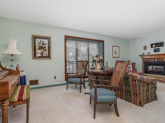 3rd image of 5 Lexington Ct