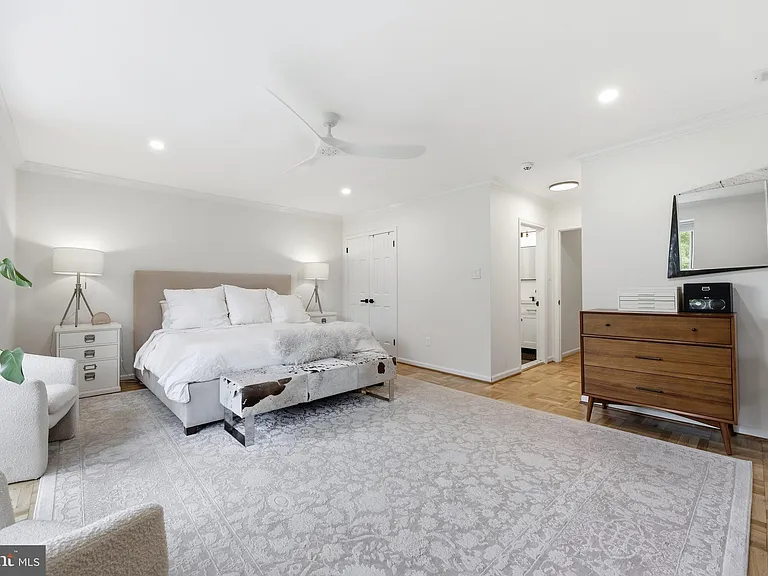 633 E Main St #B2 — Photo 15