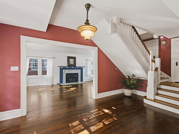 5th image of 105 N Broadview St