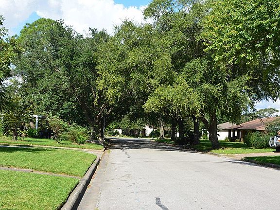 NICE NEIGHBORHOOD W TREE SHADED STREET