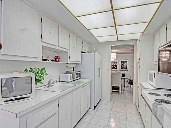 3rd image of 18031 Biscayne Blvd #D525