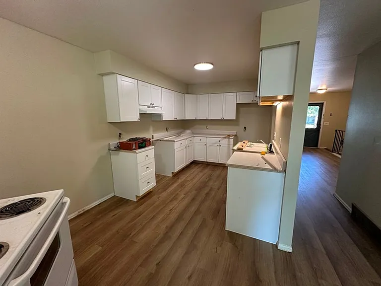 1480 Edgewood Ct — Photo 2