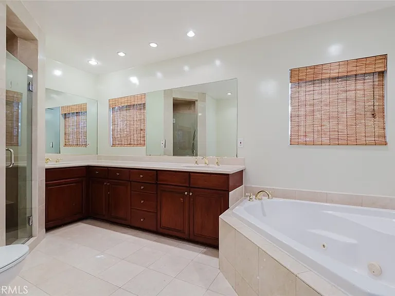 12832 Kling St — Photo 14