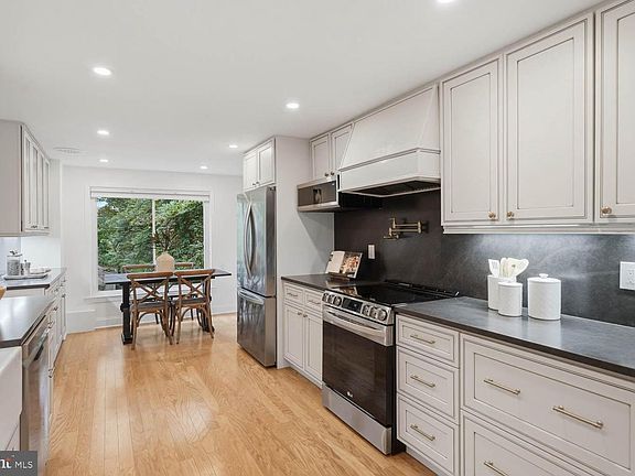 4th image of 3419 Woodside Rd