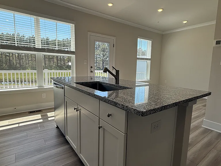 2110 Winterberry Ln — Photo 6
