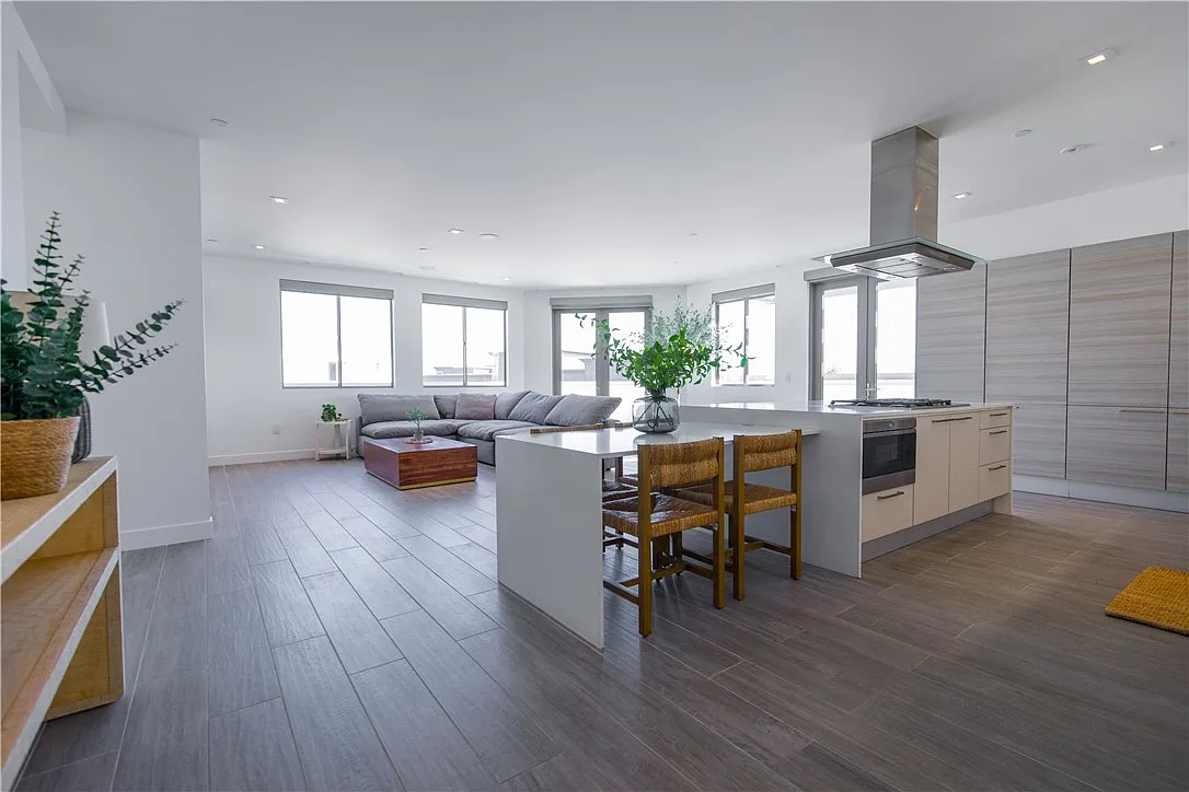 2 bed, 2.5 bath, 2976 sqft, $13,000 — Photo 1