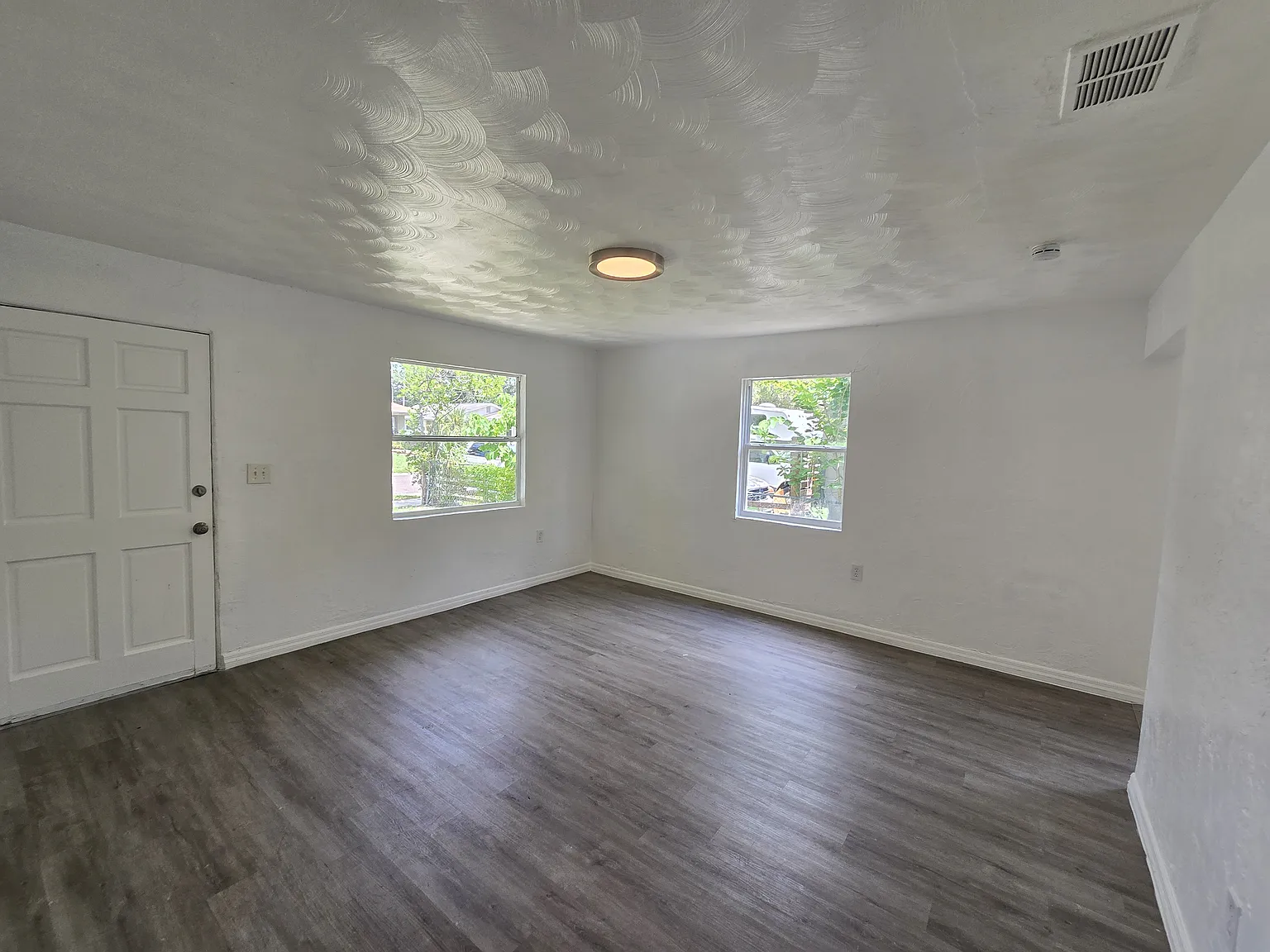 4 bed, 1015 sqft, $2,350 — Photo 4