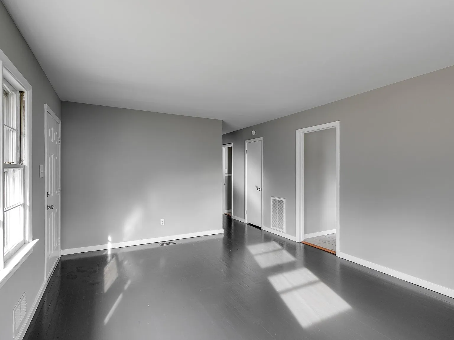 3 bed, 960 sqft, $2,014 — Photo 2