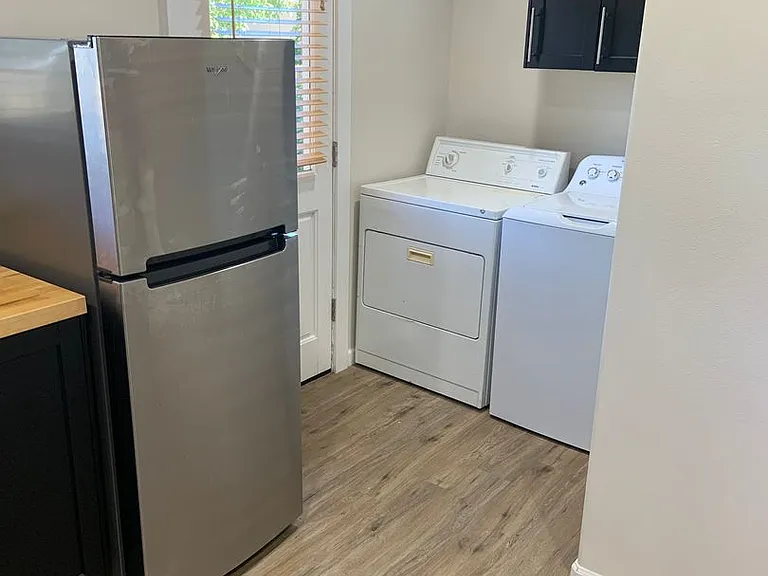 702 College St — Photo 10
