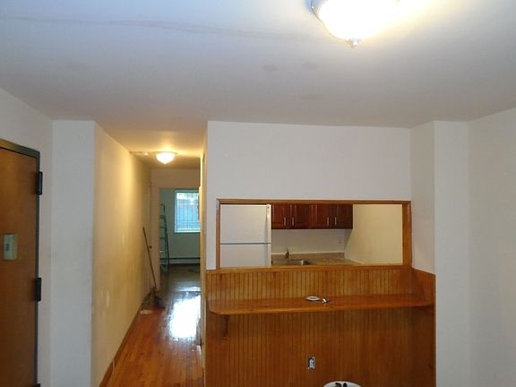 3rd image of 7622 Grand Central Pkwy APT 1R