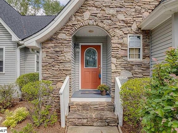 3rd image of 2021 Ridgeview Ln
