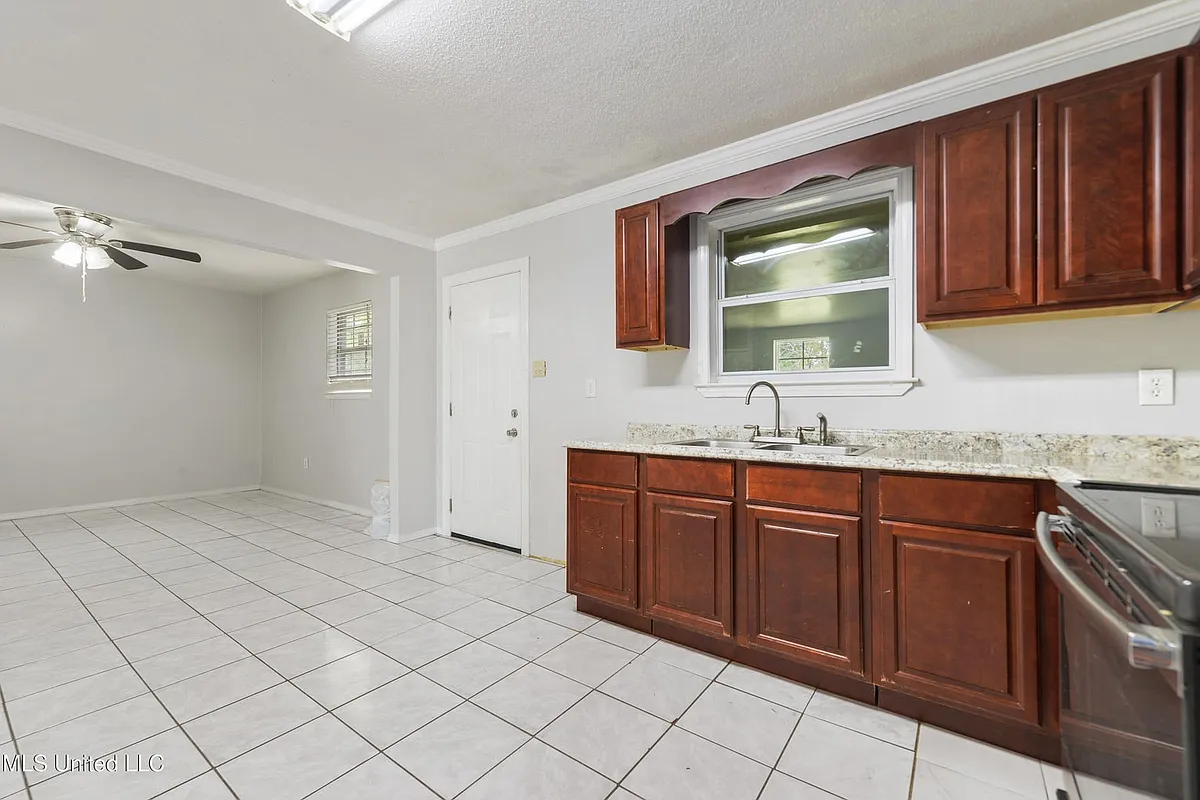 Building Photo - 2 Sandalwood Ct