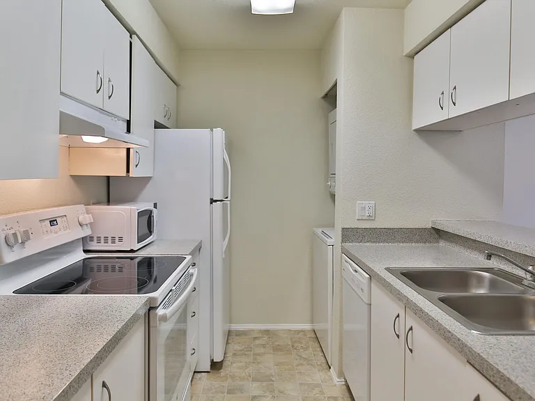 Charbonneau Apartments — Photo 26