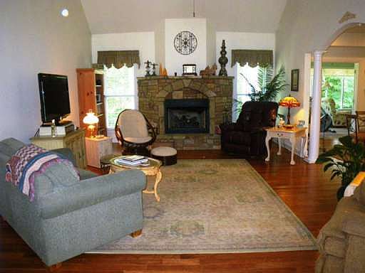 3rd image of 28 Bilmore Ln