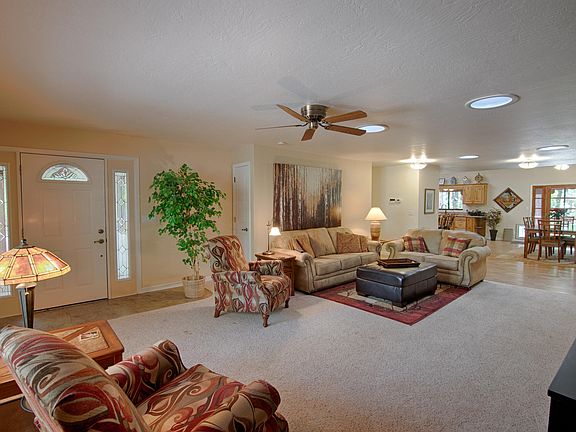 2nd image of 943 E Pineview Dr
