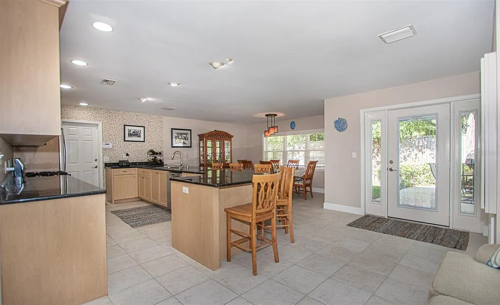 4 bed, 2.0 bath, 1645 sqft, $3,895 — Photo 4