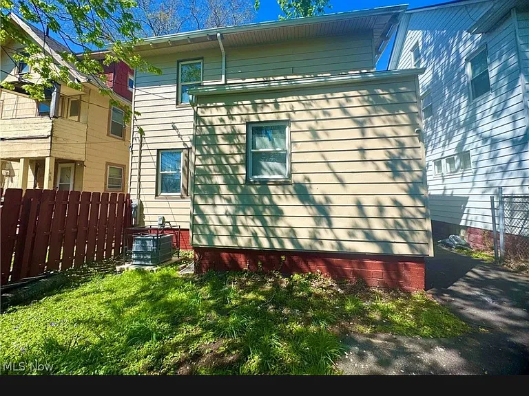 9606 Parmelee Ave — Photo 2